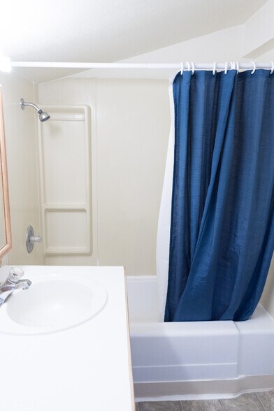 Full bathroom - 1007 W Main St