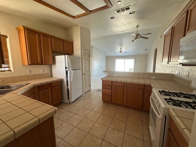 Building Photo - 4 bedroom home close to Joshua Tree Nation...