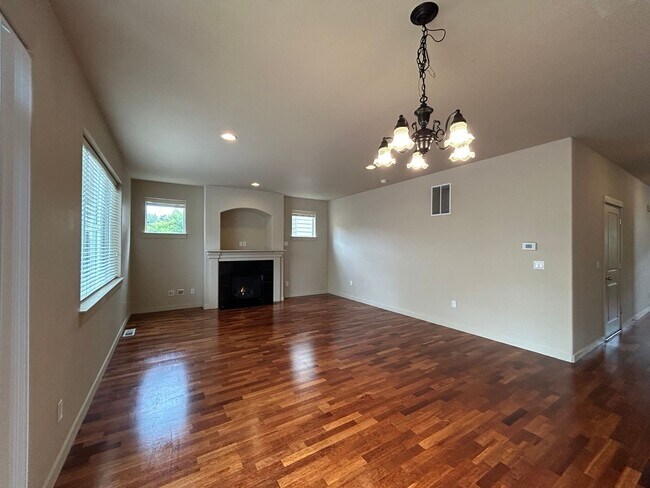Building Photo - Spacious 4 Bed, 2.5 Bath Home!