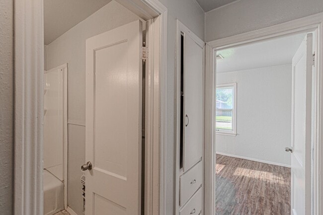 Building Photo - 3 Bed 2 Bath in OKC!