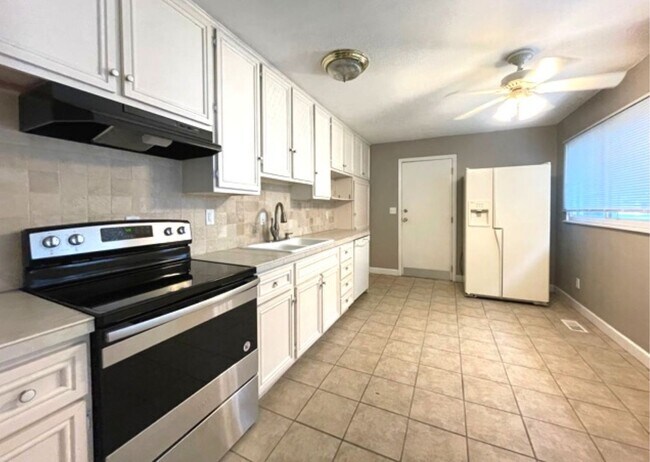 Building Photo - Spacious 3-Bedroom Ranch with Fenced Yard, Garage Workshop & Prime East Normal Location