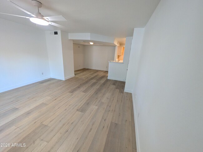 Building Photo - 1880 E Morten Ave