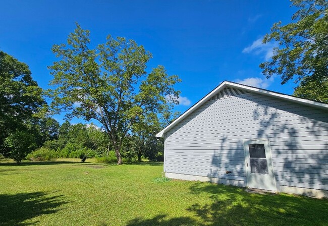 Building Photo - Exquisite 3-Bed, 3-Bath Country Retreat in...