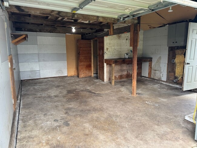 Building Photo - Updated 3 bedroom, 1 bath house in Springfield!