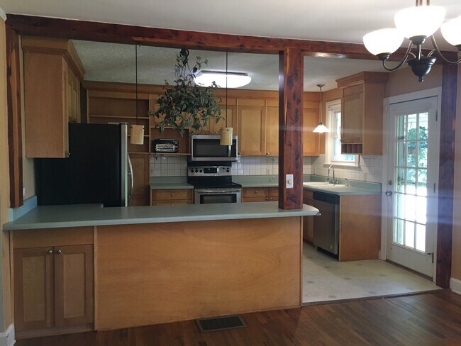 Building Photo - Adorable 2 bedroom, 1 bath home with an upstairs apartment!