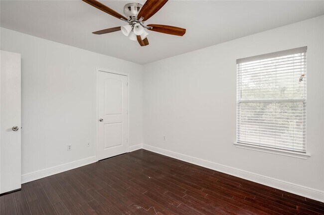 Building Photo - 8705 Davis Oaks Trail