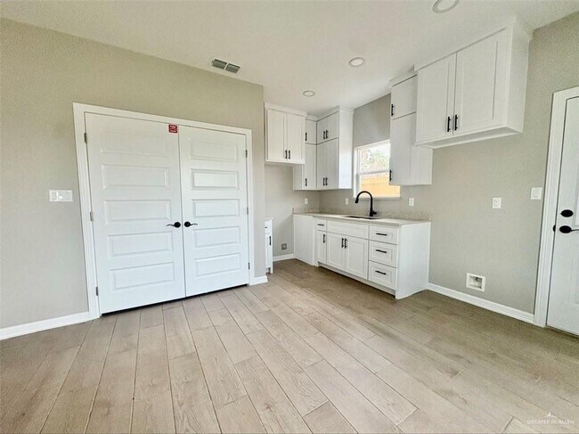 Building Photo - 11 E 13th St