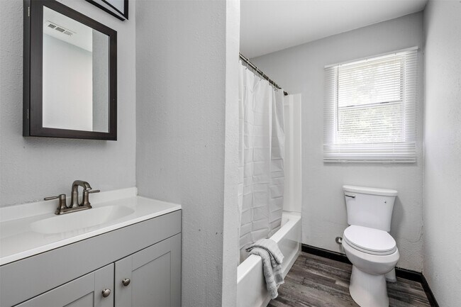 Building Photo - 541 Trails End Dr