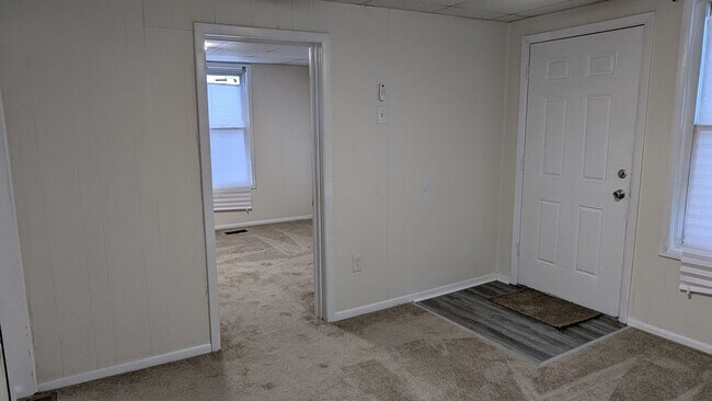 Building Photo - Welcome to this charming 3-bedroom, 1-bathroom home in Akron - Section 8 Welcome