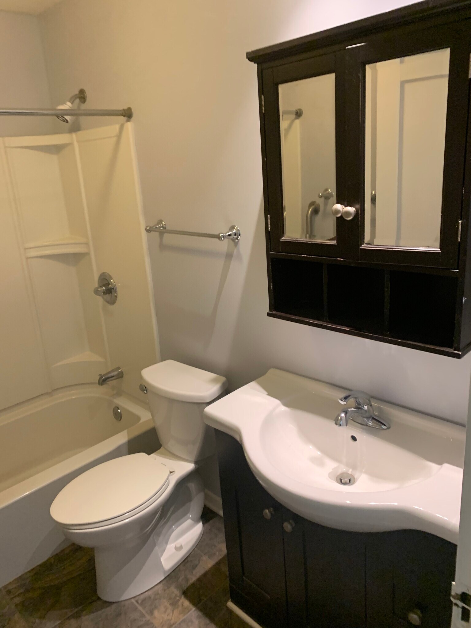 Building Photo - 1556 Thames Dr