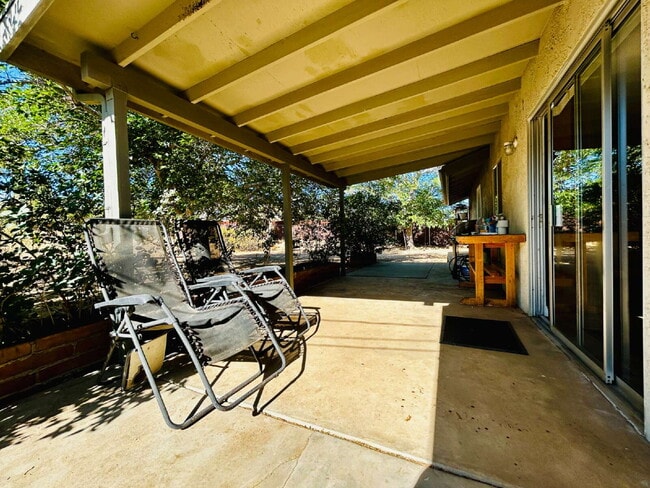 Building Photo - Spacious 2 bd, 2 ba with attached finished garage