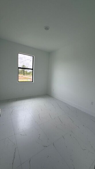 Building Photo - 1103 Dean St E