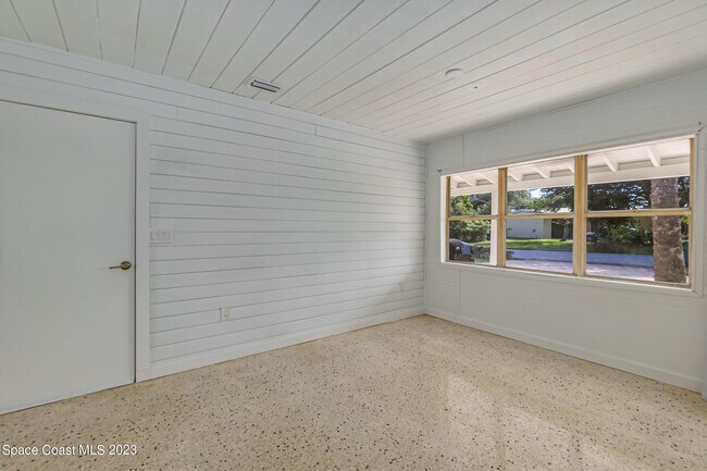 Building Photo - 2040 Palm Ave