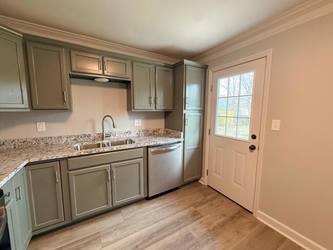 Building Photo - 205 Robert E Lee St