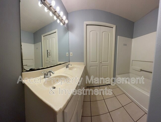 Building Photo - 1522 W Nolana Ave