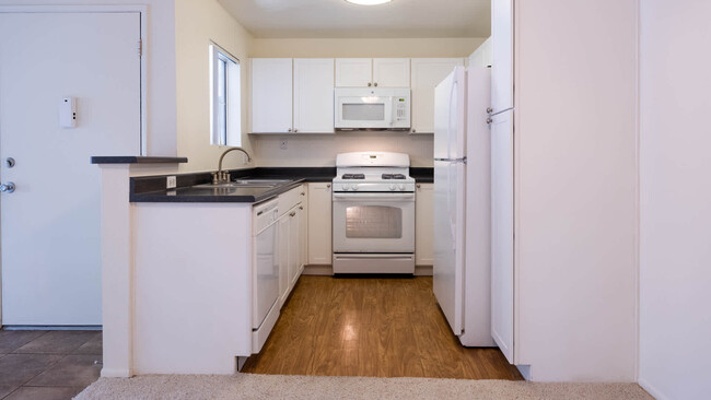 Kitchen - Oak Park Apartment Homes