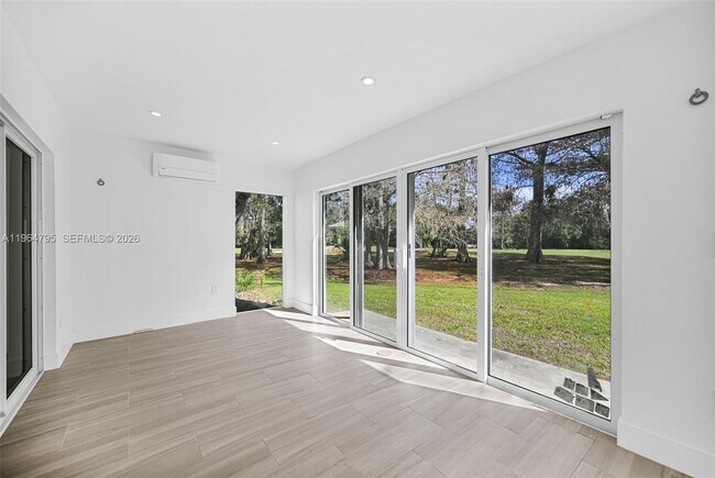 Building Photo - 820 E Cypress Ln