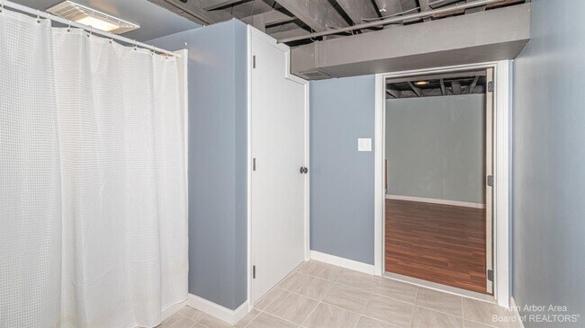 Building Photo - 2820 Hollywood Dr