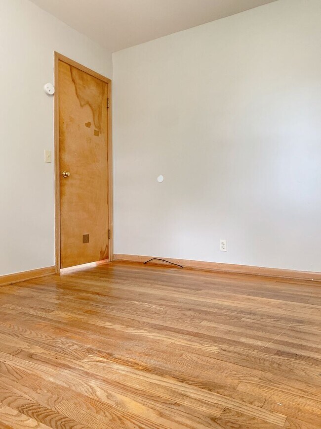 Building Photo - Beautiful 3 bed 1 bath house, over sized driveway, garage and fenced in back yard $1795