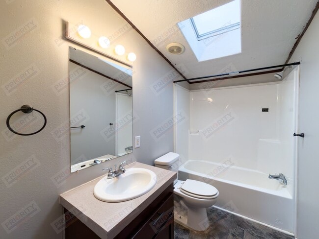 Building Photo - Spacious 4 bedroom single family home