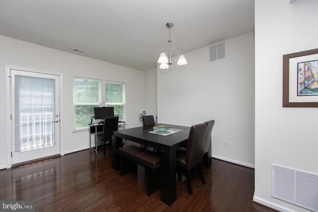 Building Photo - 28 Regency Ct