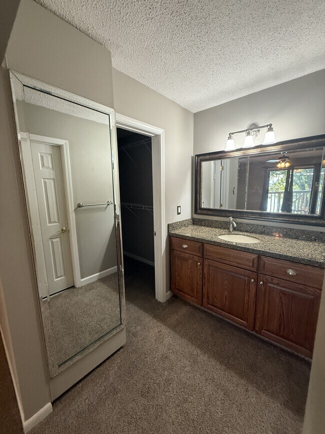 Building Photo - 504 Main St