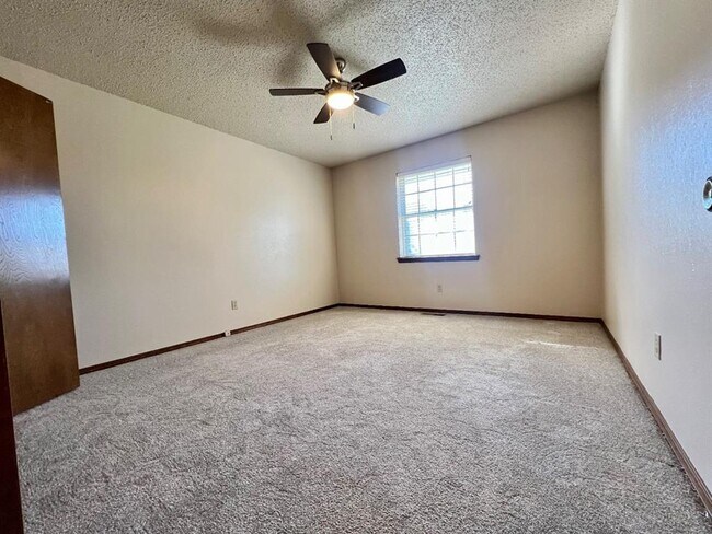 Building Photo - 1329 NE 20th Pl