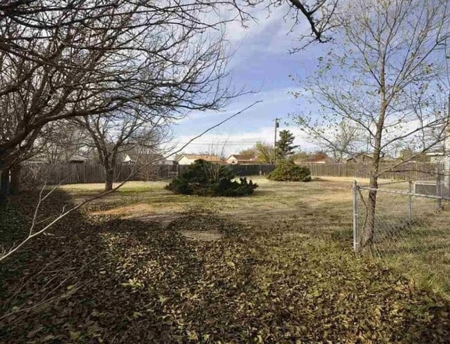 Building Photo - 3 Bedroom 1950's Home with Large Fenced Yard Available 1/12/26