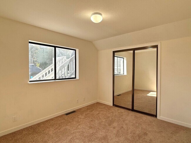 Building Photo - $4,390 / 3 BR - HILLTOP HOME WITH STUNNING BAY & BRIDGE VIEW IN HAYWARD!