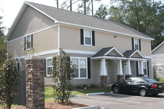 Building Photo - Hamptons on High – 4 Bedroom / 4 Bathroom Student Townhome Near FSU & TSC!