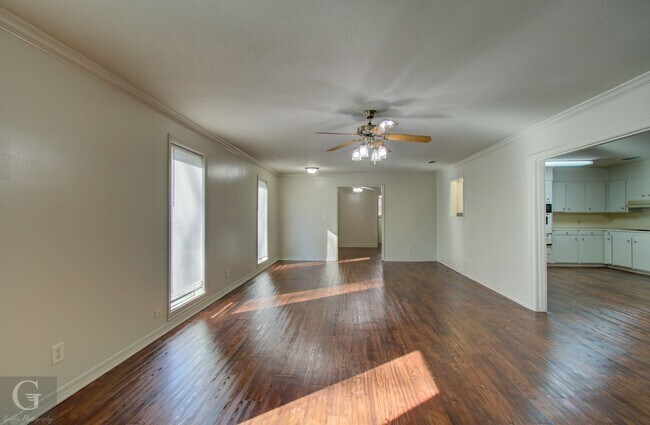 Building Photo - 4 bedroom 2.5 bathroom **$300 OFF 1ST MONTH