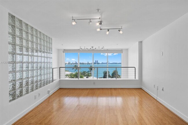 Building Photo - 2000 Bay Dr