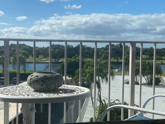 Building Photo - 336 Golfview Rd