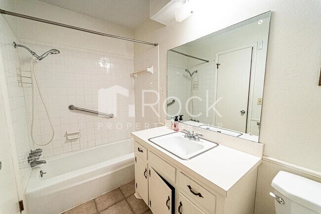 Building Photo - 3 Bedroom Home with 2-Car Garage and Covered Parking