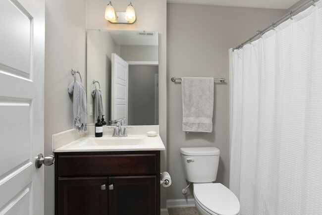 Building Photo - Beautiful 3 bedroom, 2.5 bath end unit townhome home!