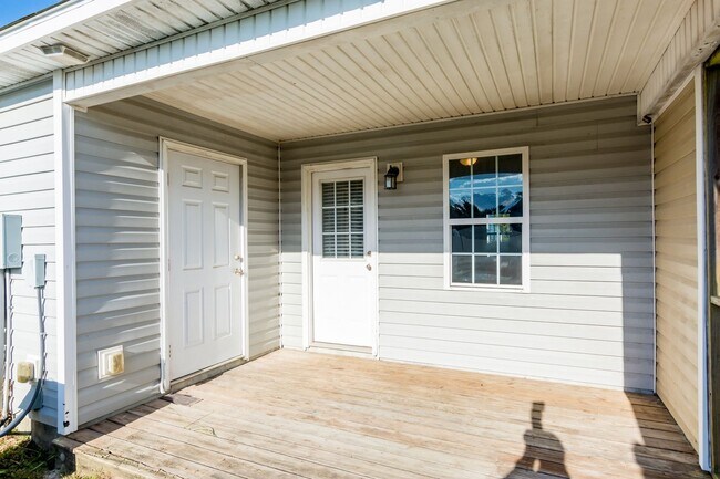 Building Photo - Looking for a townhome in Hubert?