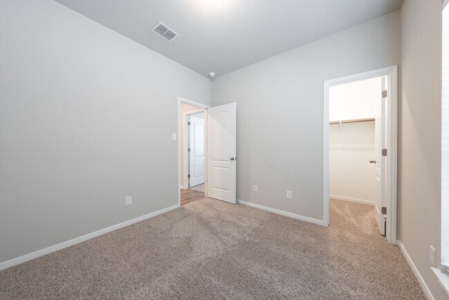 Building Photo - Spacious 4 Bedroom Home in South Temple – ...