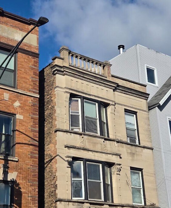 Building Photo - 3326 N Clark St