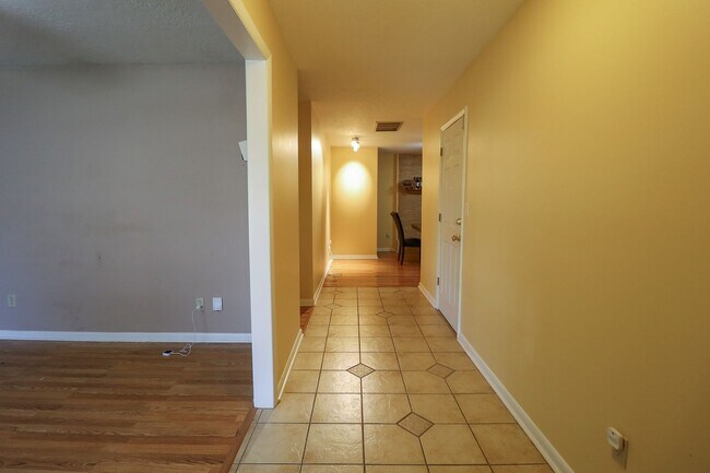 Building Photo - 2 Bed | 3 Bath with In-Ground Pool in Cent...