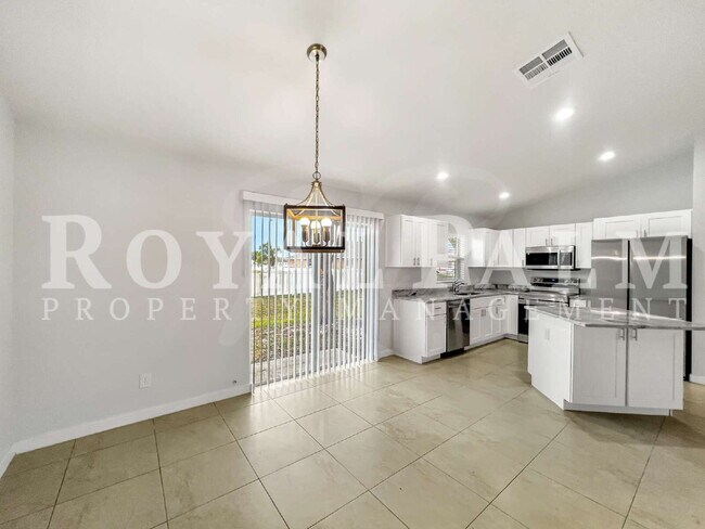 Building Photo - Newly Renovated 3BR/2BTH Fort Myers Home with Bright Layout & New Appliances
