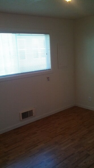 Building Photo - 729-729 NE Church St