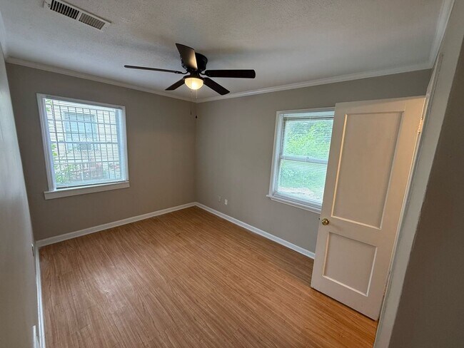 Building Photo - Fall special! 1/2 off first month's rent!