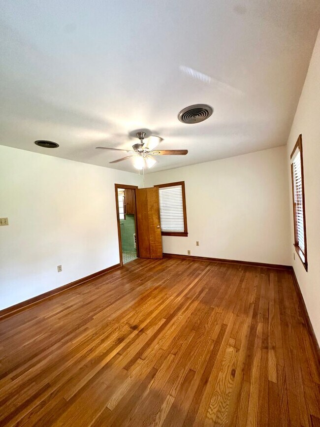 Building Photo - Charming 3-Bedroom, 2-Bathroom, 2,200 Sq. Ft. Home in Broadmoor Subdivision