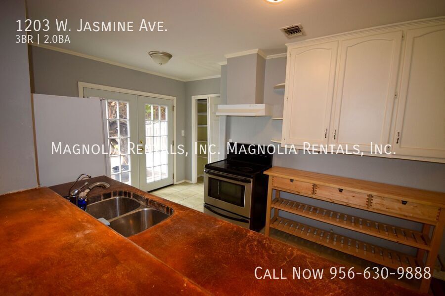 Building Photo - 1203 Jasmine Ave W