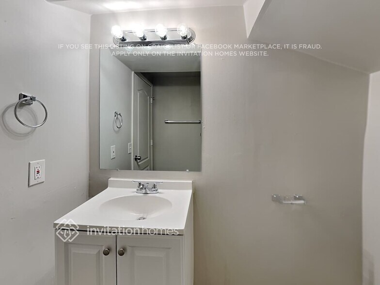 Building Photo - 4895 S Pagosa Cir