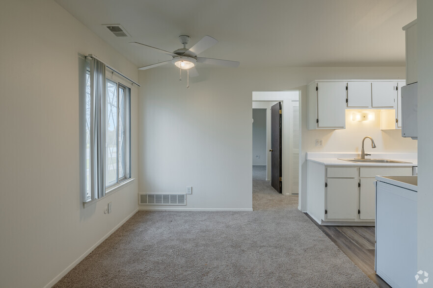 1BR, 1BA Dining Area - Grand Plaza