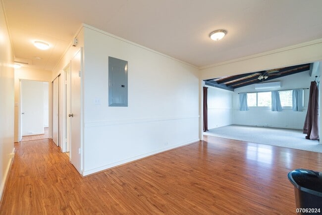Building Photo - Rarely Available 3BA/2BA/2 Pkg SF in Aiea ...