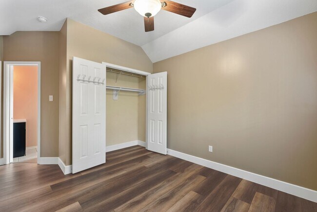 Building Photo - The Perfect Woodlands Retreat: Steps from ...