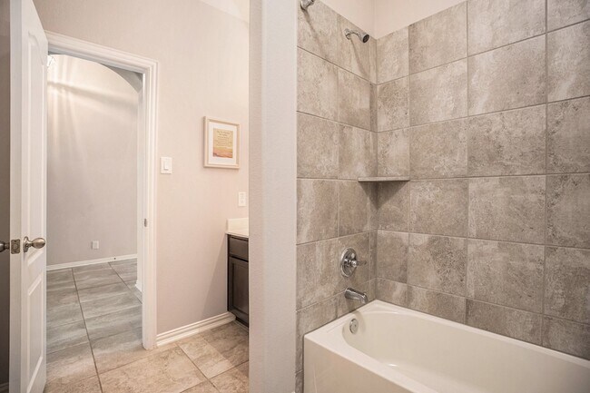 Building Photo - 2502 Bay Hill Dr