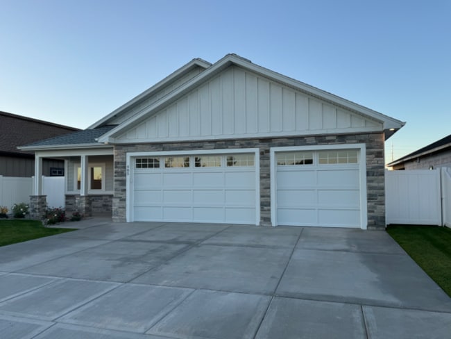 Building Photo - 405 Glade Lp